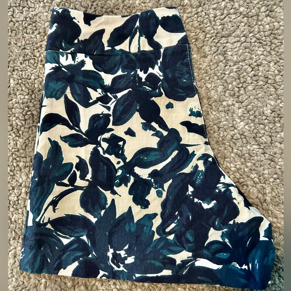 NWOT Margaret M Navy Floral High Waist Shorts - Picture 4 of 4